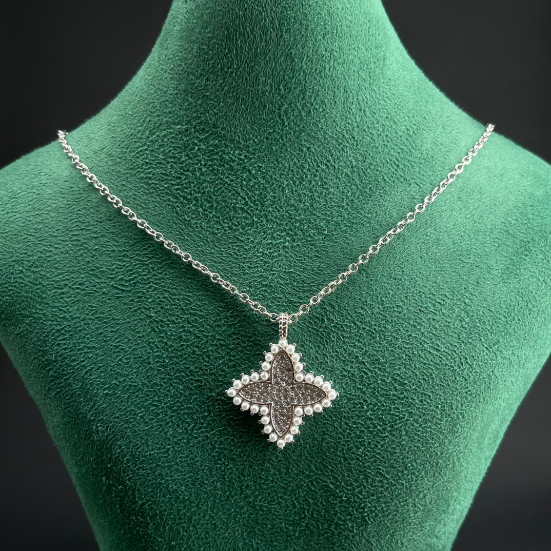 Sparkling Star Flower Crystal Pendant Necklace in Gold / Silver