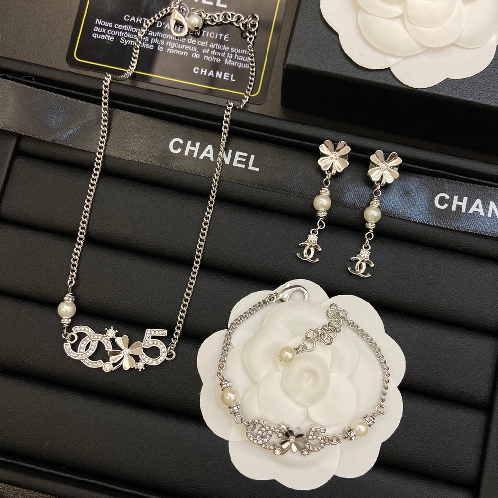 Crystal Interlocking Loop & Number '5' Charm Jewelry Set