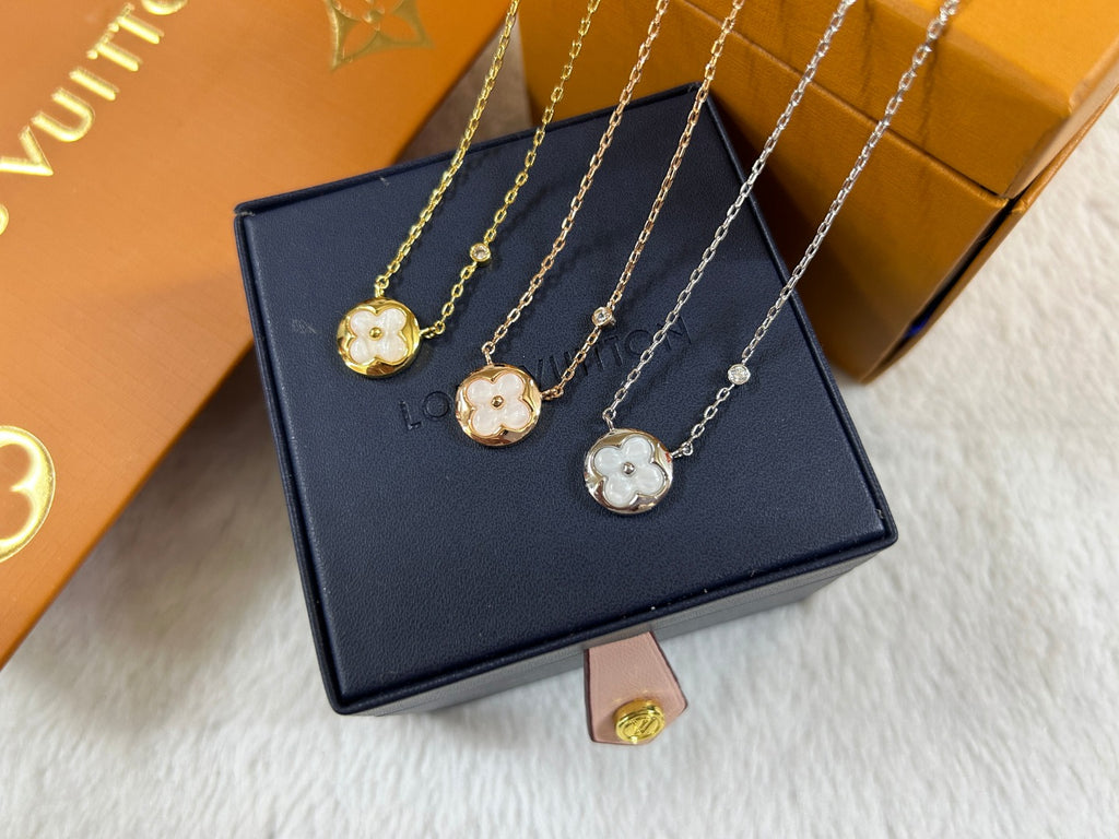 White Mother-of-Pearl Clover Round Disc Pendant Necklace