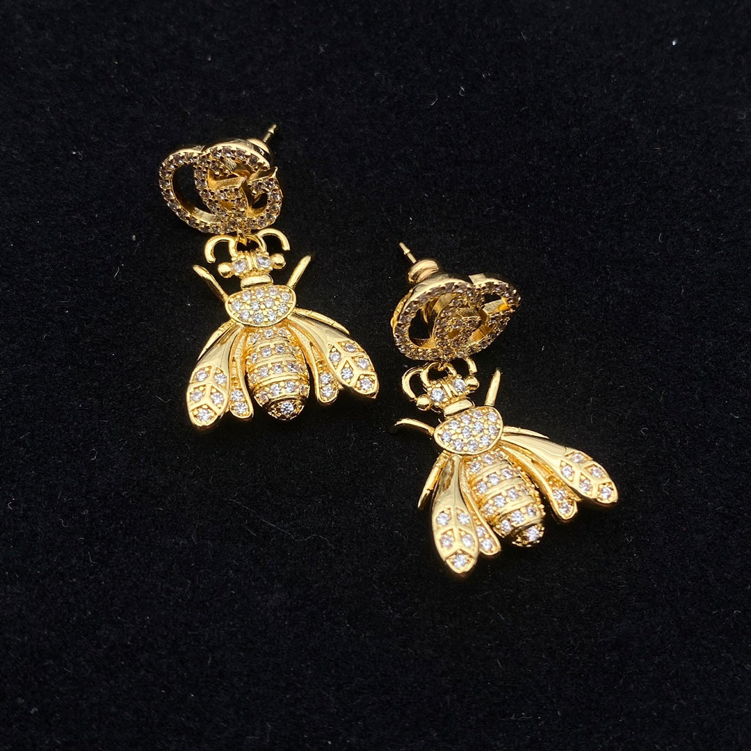 Pavé Crystal Bee Charm Logo Chain Jewelry Set