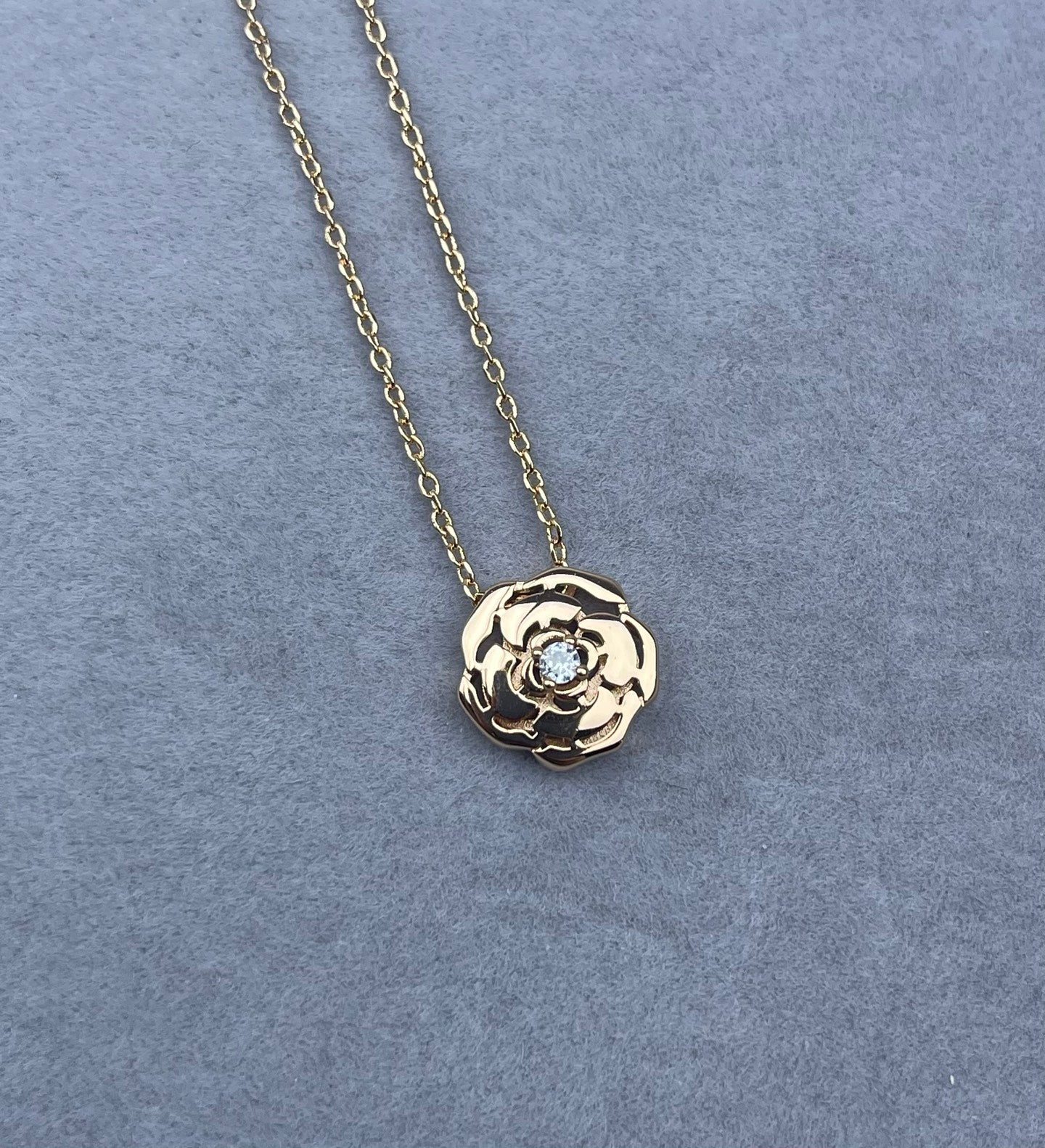 Polished Rose Flower Crystal Center Pendant Necklace