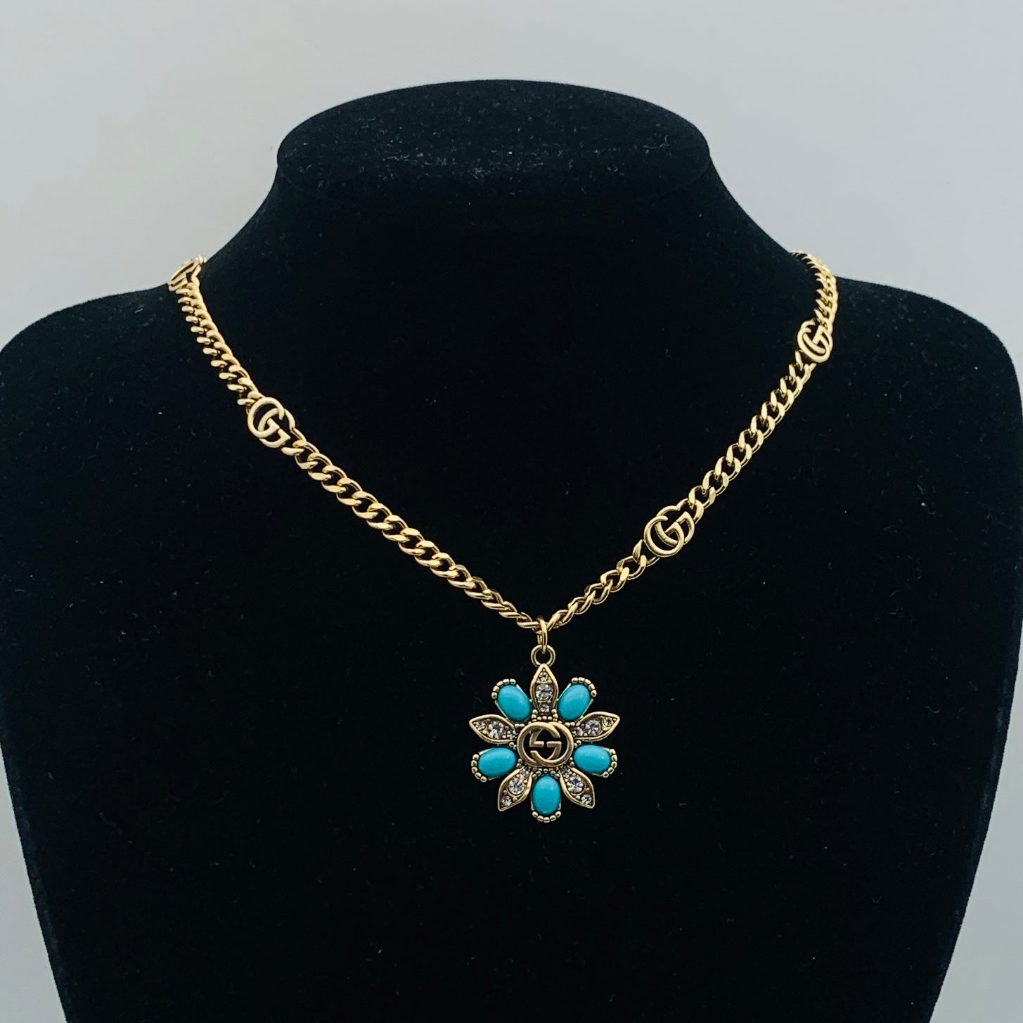 Gold Pearl Daisy Flower Logo Jewelry Set