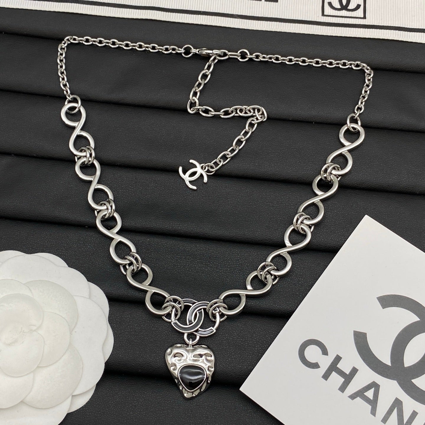 Wavy Chain Black Stone Heart Pendant Necklace