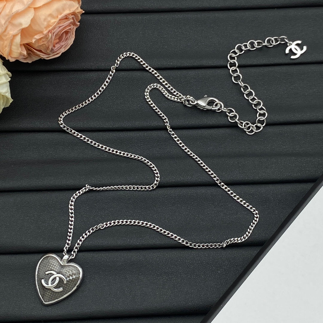CC Logo Heart Pendant Curb Chain Necklace – Gold & Silver
