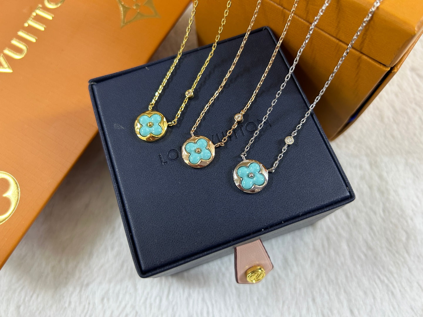 Turquoise Enamel Clover Bold Round Disc Pendant Necklace