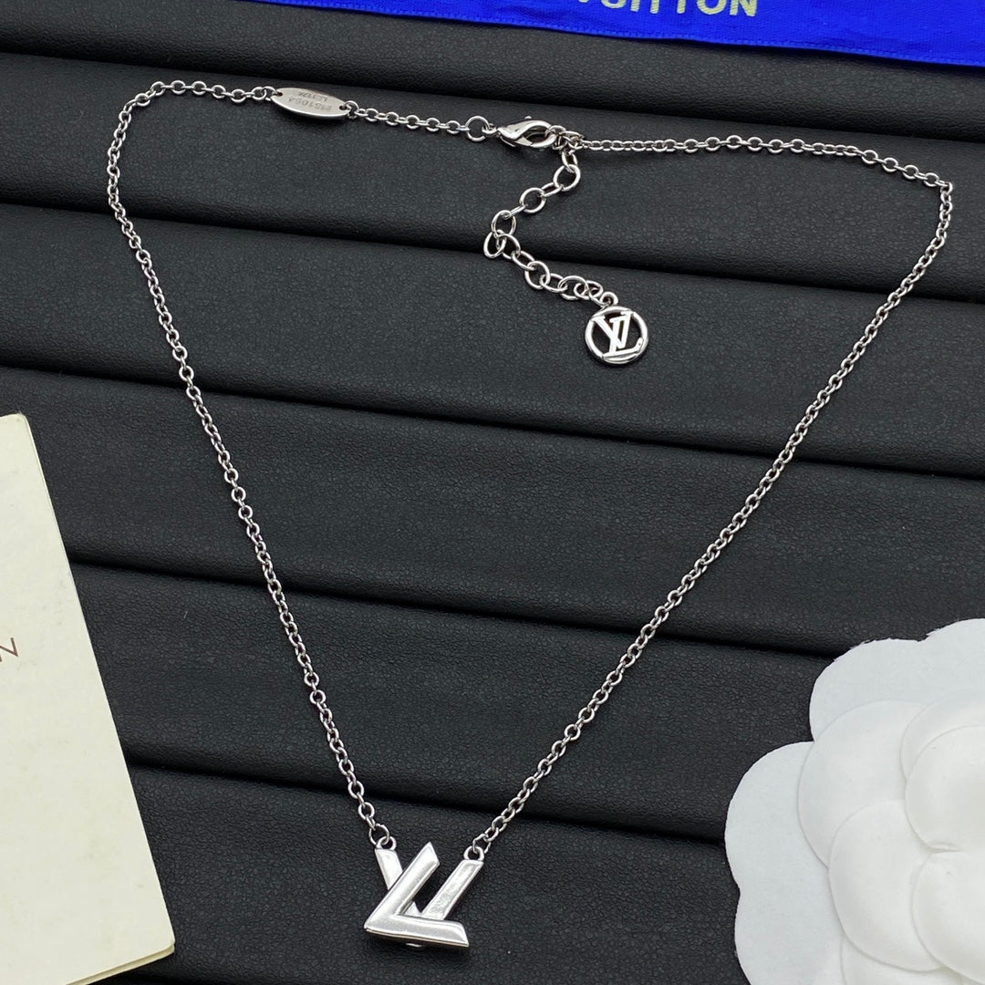 Bold V-Shape Geometric Pendant Cable Chain Necklace