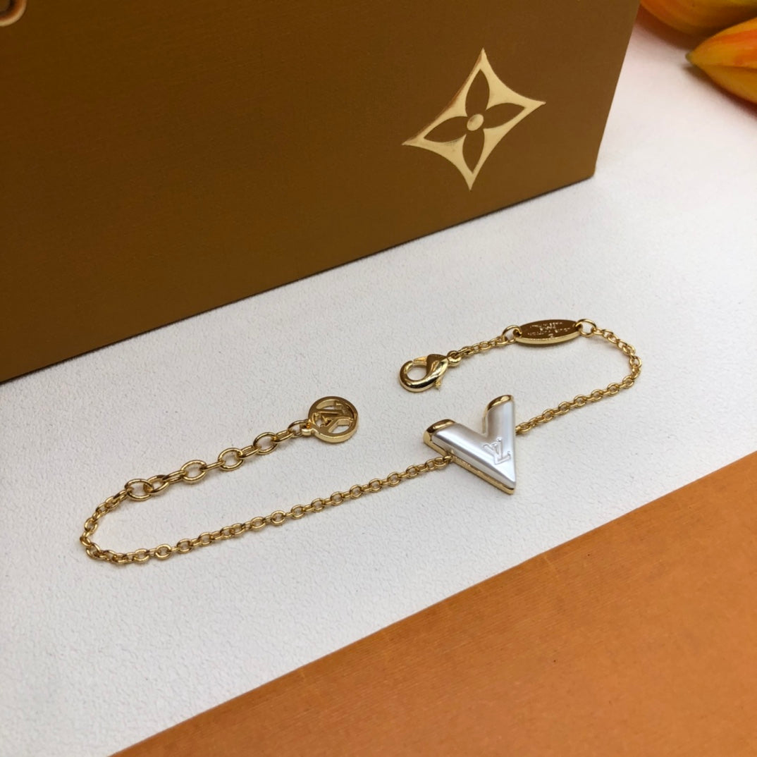 Mother of Pearl V-Shape Gold Chain Jewelry Set