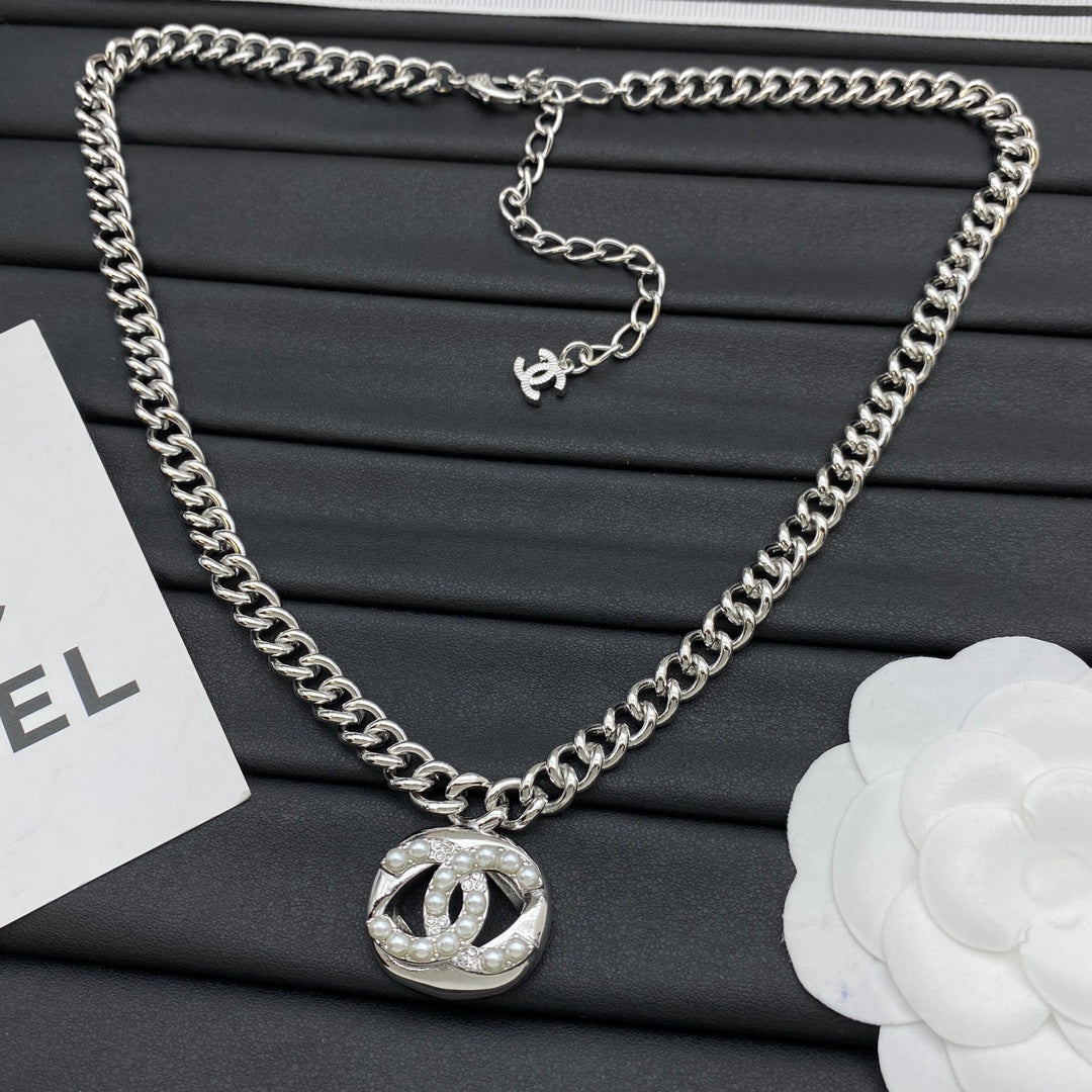 Pearl CC Round Pendant Chunky Curb Chain Necklace – Gold & Silver